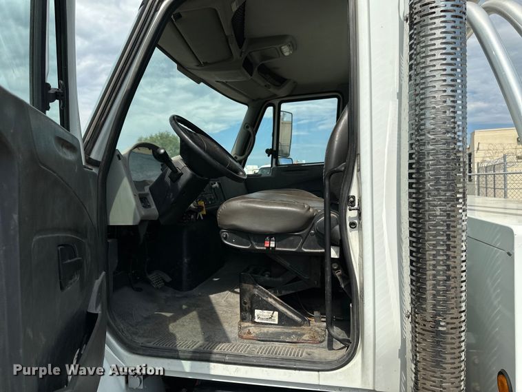 image for item EN8441 2009 International DuraStar 4300 tow truck