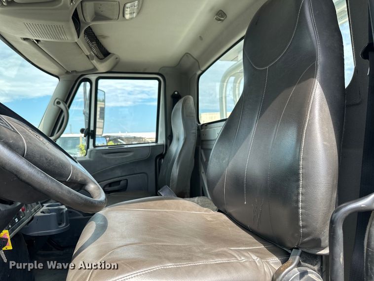 image for item EN8441 2009 International DuraStar 4300 tow truck