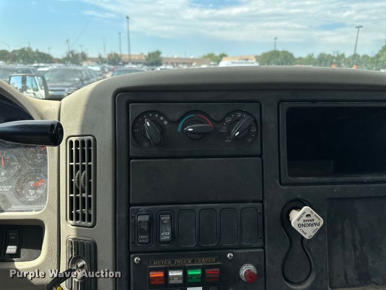 image for item EN8441 2009 International DuraStar 4300 tow truck