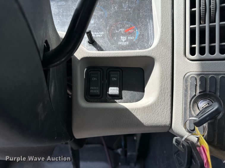 image for item EN8441 2009 International DuraStar 4300 tow truck