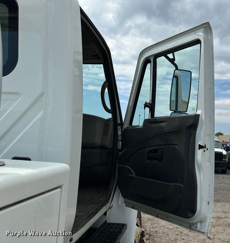 image for item EN8441 2009 International DuraStar 4300 tow truck