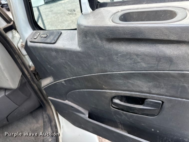 image for item EN8441 2009 International DuraStar 4300 tow truck