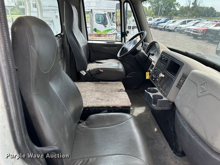 image for item EN8441 2009 International DuraStar 4300 tow truck