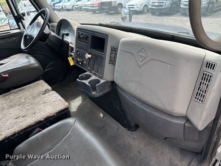 image for item EN8441 2009 International DuraStar 4300 tow truck