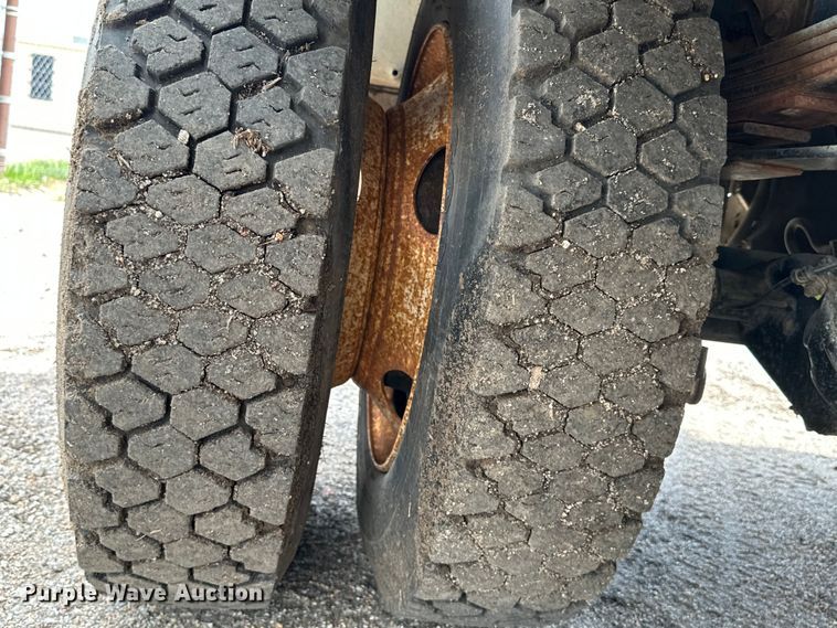 image for item EN8441 2009 International DuraStar 4300 tow truck