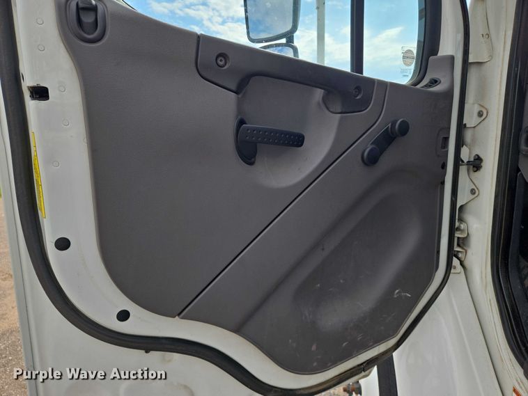 image for item EN8442 2012 Freightliner Business Class M2 bucket truck