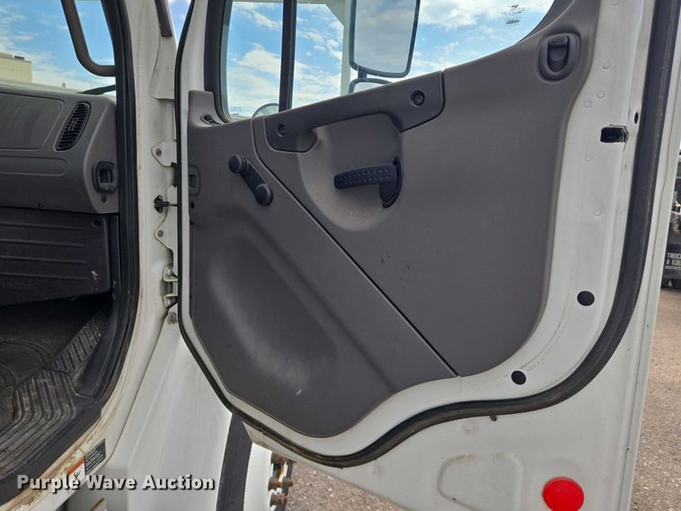 image for item EN8442 2012 Freightliner Business Class M2 bucket truck