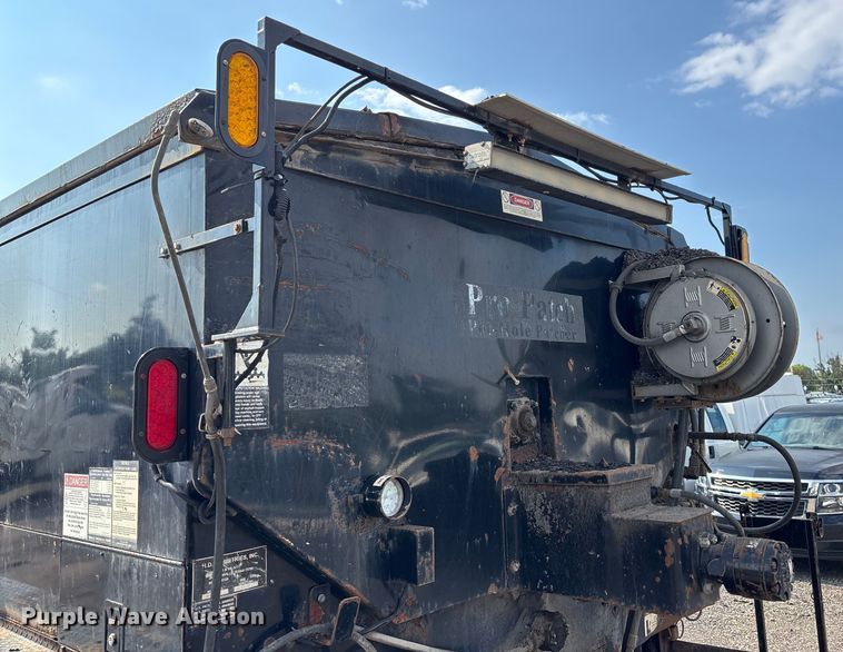 image for item EN8443 2012 Freightliner Business Class M2 pothole patcher truck