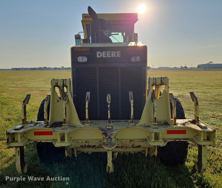 image for item EN8473 2000 John Deere 772CH motor grader