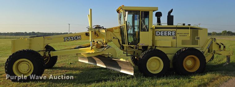 image for item EN8473 2000 John Deere 772CH motor grader