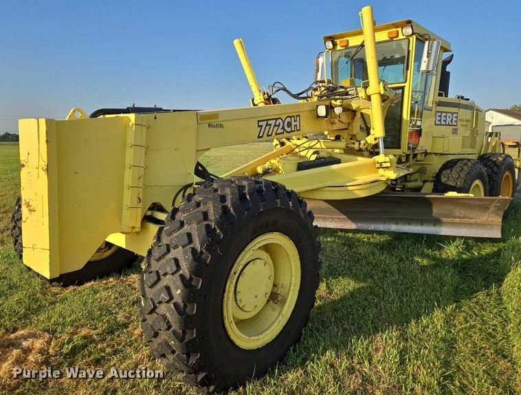 image for item EN8473 2000 John Deere 772CH motor grader