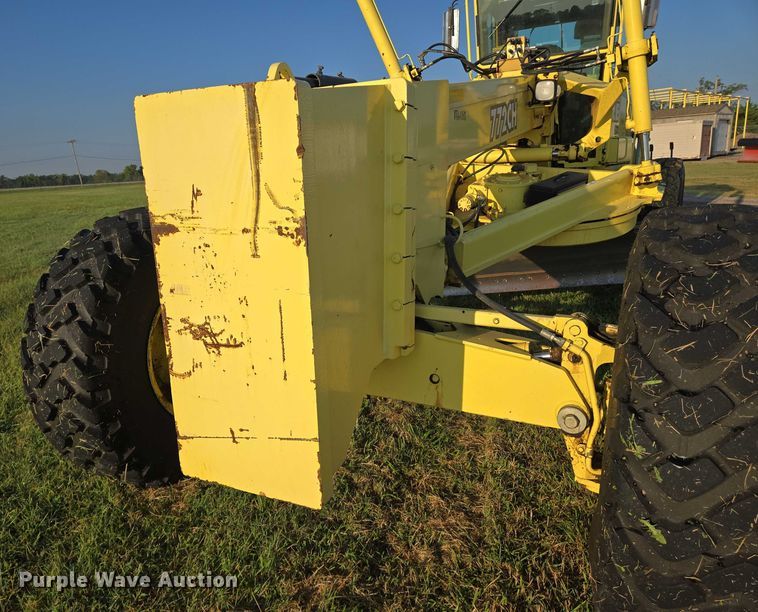 image for item EN8473 2000 John Deere 772CH motor grader