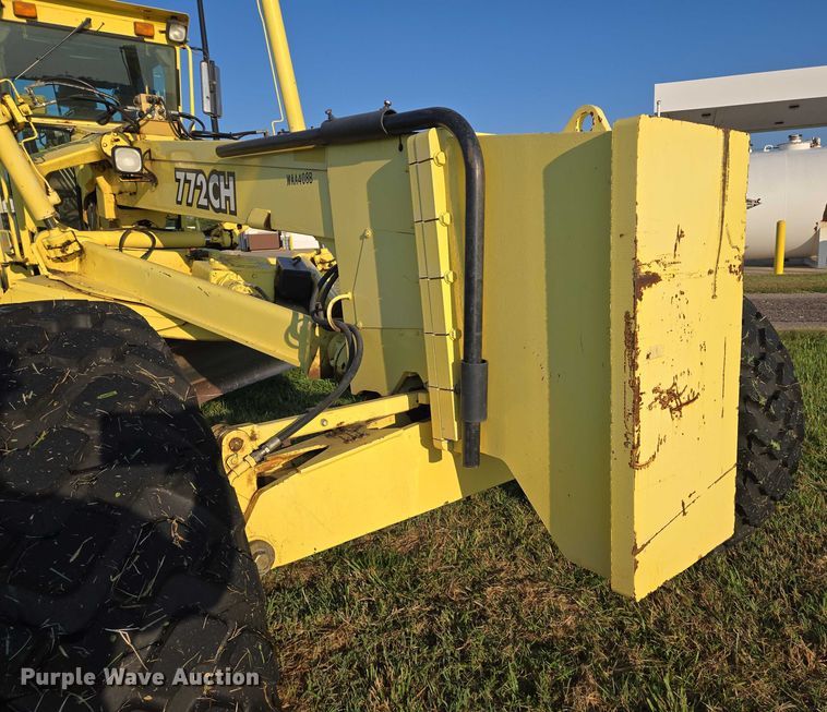 image for item EN8473 2000 John Deere 772CH motor grader