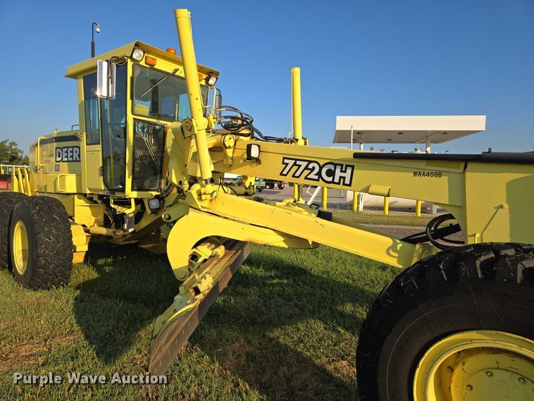 image for item EN8473 2000 John Deere 772CH motor grader