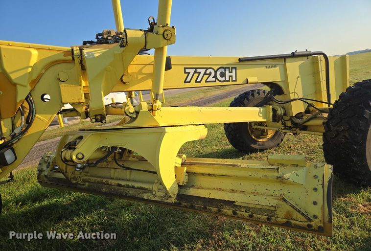 image for item EN8473 2000 John Deere 772CH motor grader