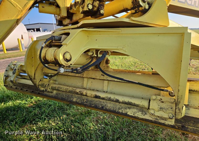 image for item EN8473 2000 John Deere 772CH motor grader