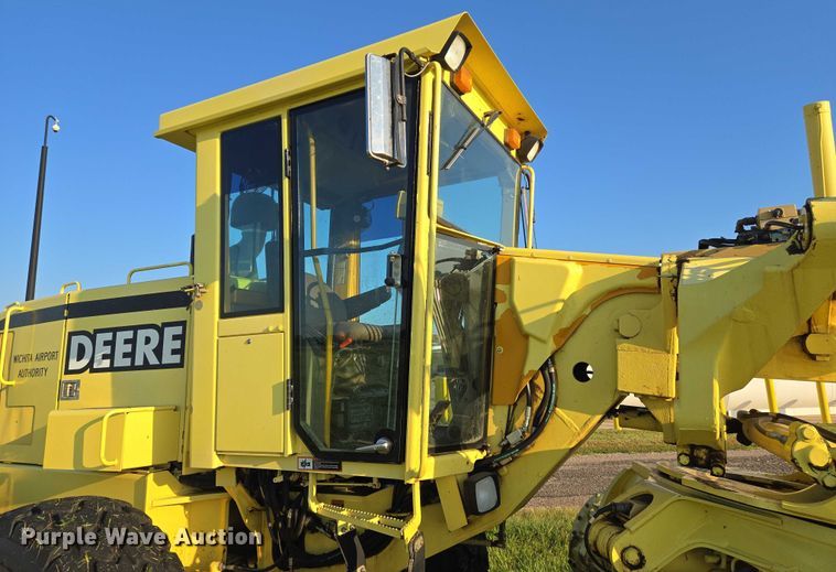 image for item EN8473 2000 John Deere 772CH motor grader