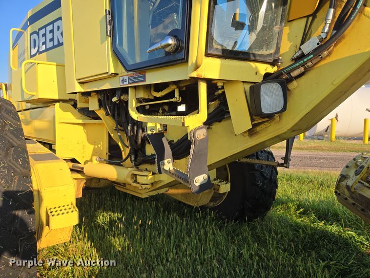 image for item EN8473 2000 John Deere 772CH motor grader