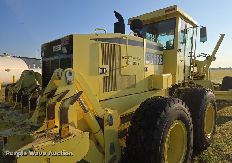 image for item EN8473 2000 John Deere 772CH motor grader