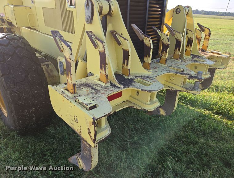 image for item EN8473 2000 John Deere 772CH motor grader