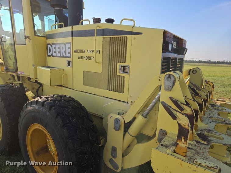 image for item EN8473 2000 John Deere 772CH motor grader