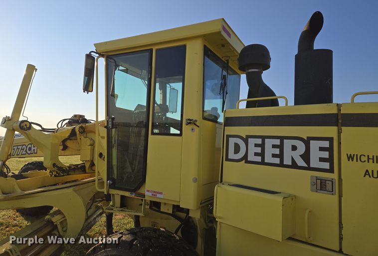 image for item EN8473 2000 John Deere 772CH motor grader