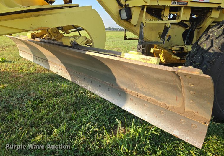 image for item EN8473 2000 John Deere 772CH motor grader