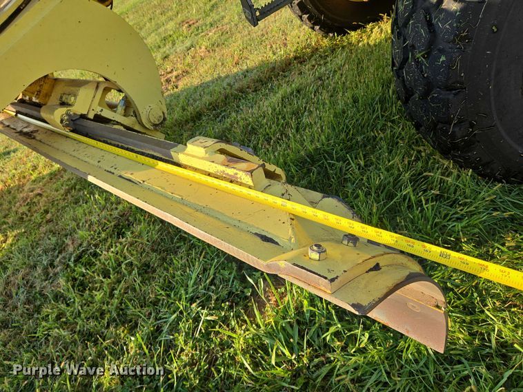 image for item EN8473 2000 John Deere 772CH motor grader