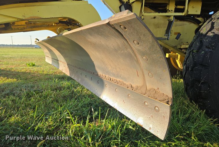 image for item EN8473 2000 John Deere 772CH motor grader