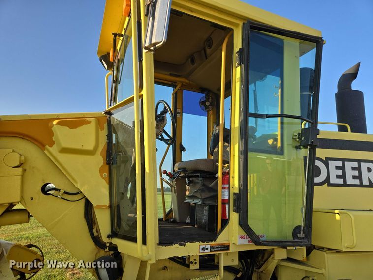 image for item EN8473 2000 John Deere 772CH motor grader