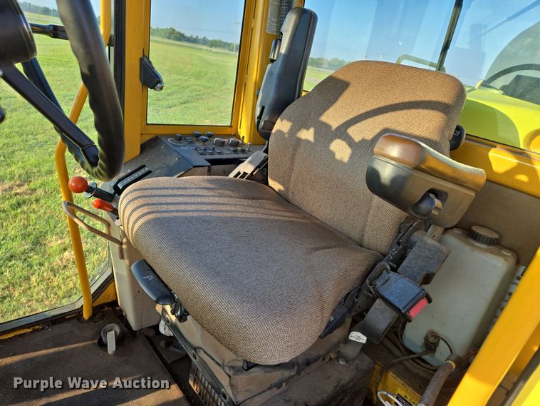 image for item EN8473 2000 John Deere 772CH motor grader