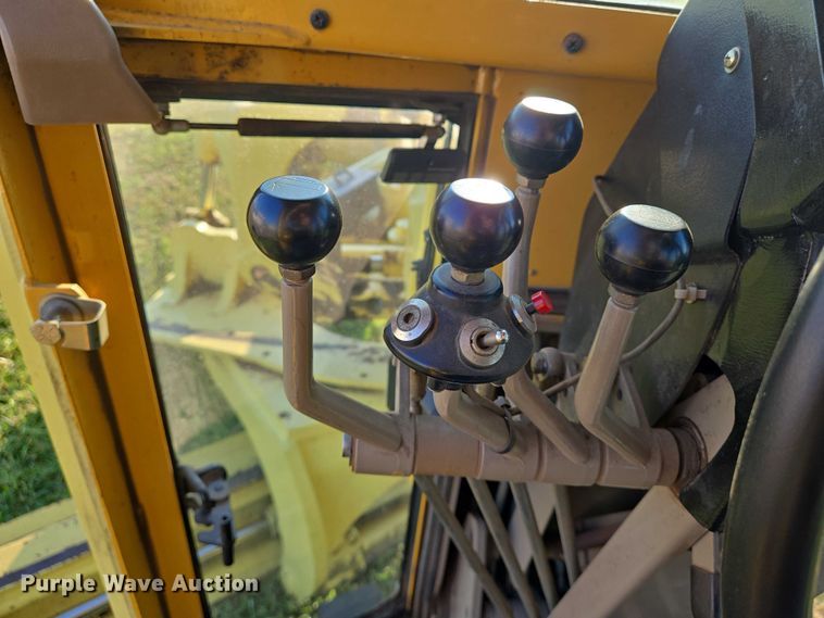 image for item EN8473 2000 John Deere 772CH motor grader