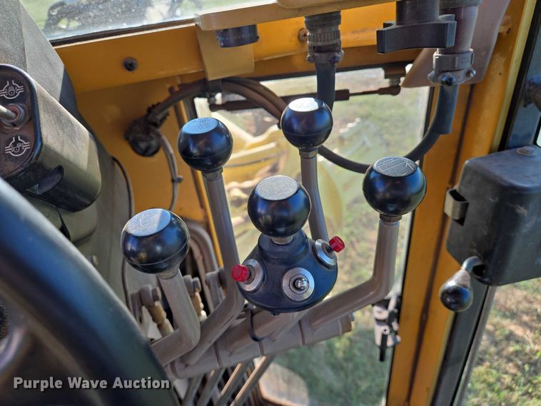 image for item EN8473 2000 John Deere 772CH motor grader