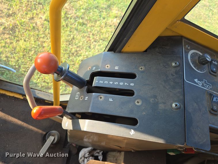 image for item EN8473 2000 John Deere 772CH motor grader