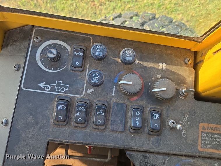 image for item EN8473 2000 John Deere 772CH motor grader