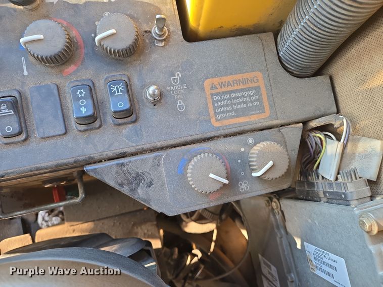 image for item EN8473 2000 John Deere 772CH motor grader