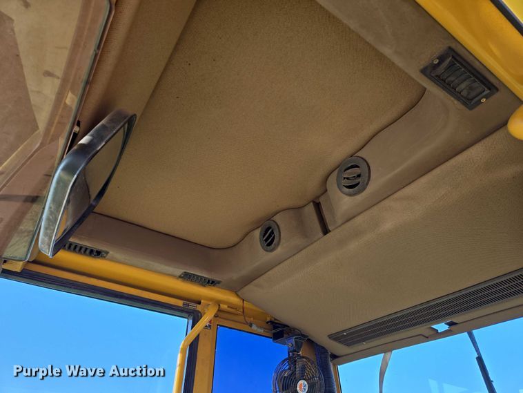 image for item EN8473 2000 John Deere 772CH motor grader