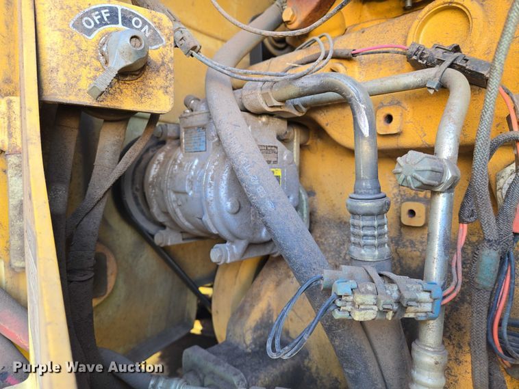 image for item EN8473 2000 John Deere 772CH motor grader