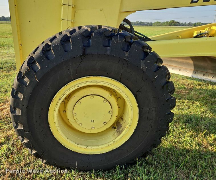 image for item EN8473 2000 John Deere 772CH motor grader