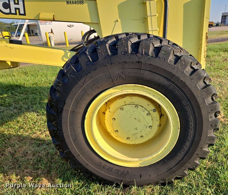 image for item EN8473 2000 John Deere 772CH motor grader