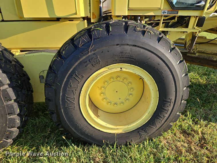 image for item EN8473 2000 John Deere 772CH motor grader