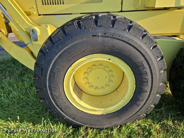 image for item EN8473 2000 John Deere 772CH motor grader