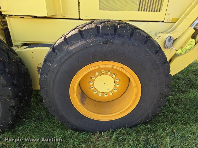 image for item EN8473 2000 John Deere 772CH motor grader