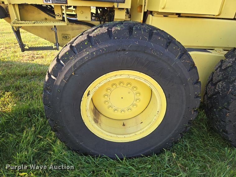 image for item EN8473 2000 John Deere 772CH motor grader