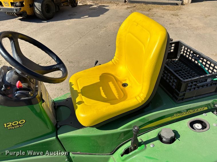 image for item EN8478 2018 John Deere 1200H bunker rake