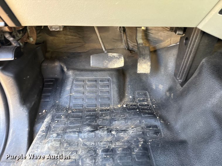 image for item DJ7769 2012 Ford F550 flatbed truck