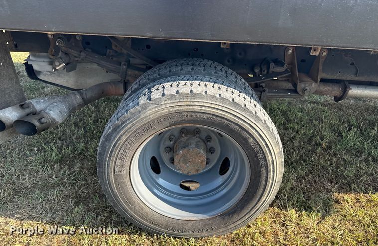 image for item DJ7769 2012 Ford F550 flatbed truck