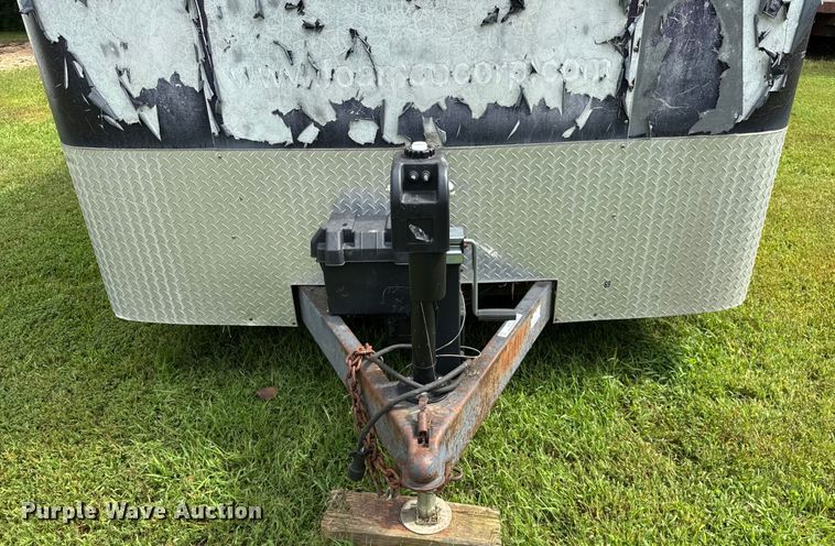 image for item DJ9715 2004 Cargo Mate CM820TA2 enclosed cargo trailer