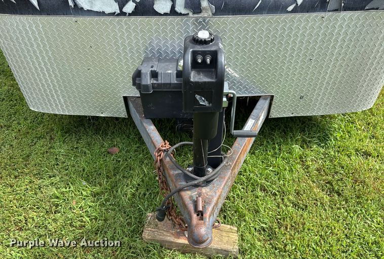 image for item DJ9715 2004 Cargo Mate CM820TA2 enclosed cargo trailer