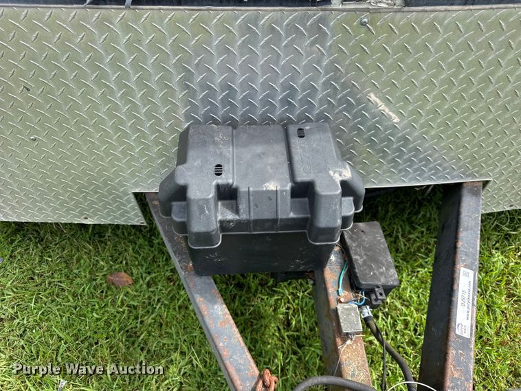 image for item DJ9715 2004 Cargo Mate CM820TA2 enclosed cargo trailer